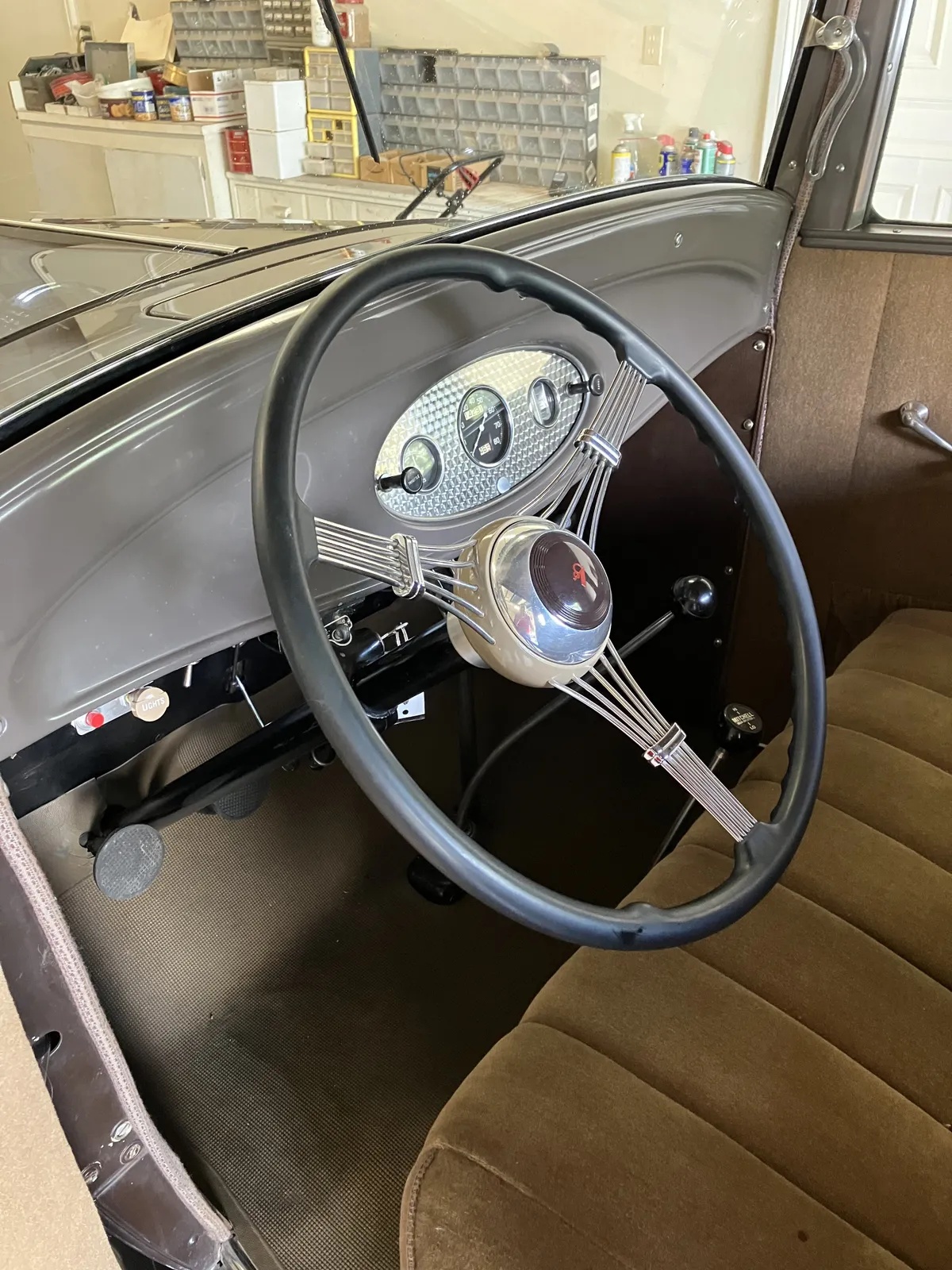 Ford-Model-b-1932-Black-Brown-4