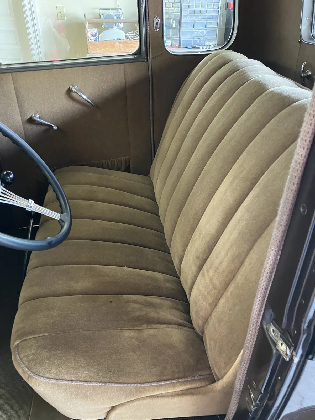 Ford-Model-b-1932-Black-Brown-5