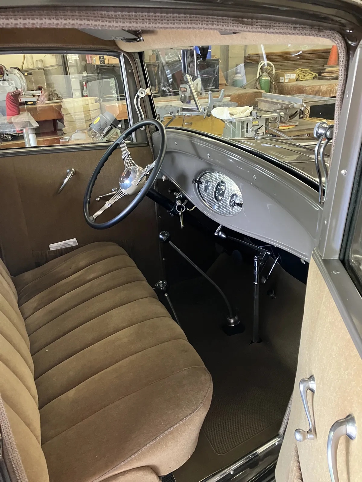 Ford-Model-b-1932-Black-Brown-6