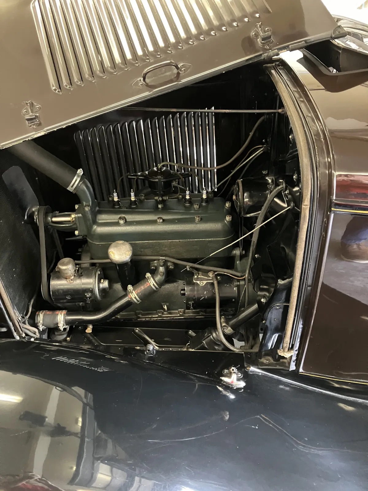 Ford-Model-b-1932-Black-Brown-9