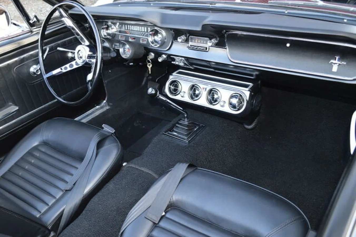 Ford-Mustang-1964-Maroon-Metalic-Black-Vinyl-3