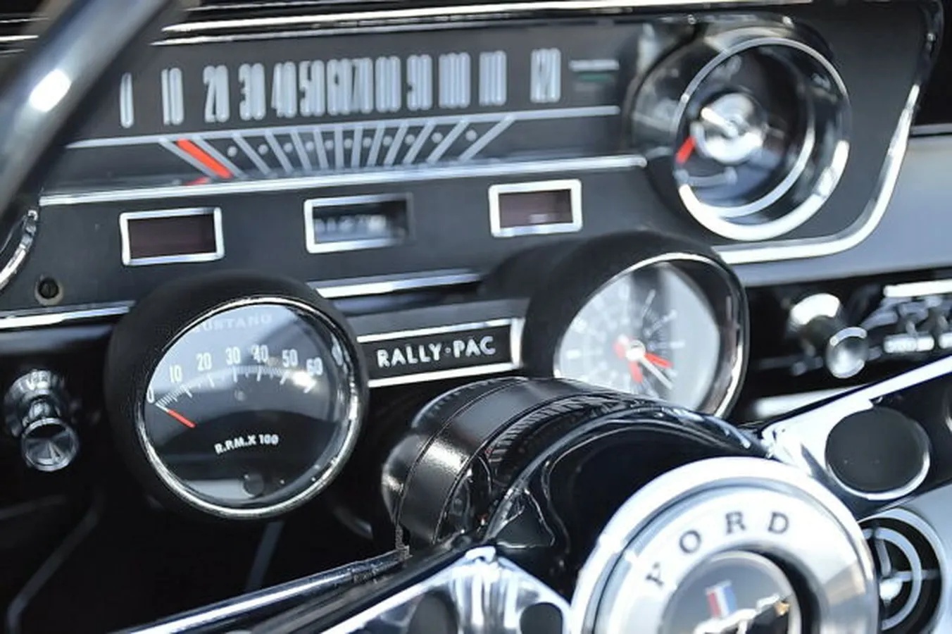 Ford-Mustang-1964-Maroon-Metalic-Black-Vinyl-4