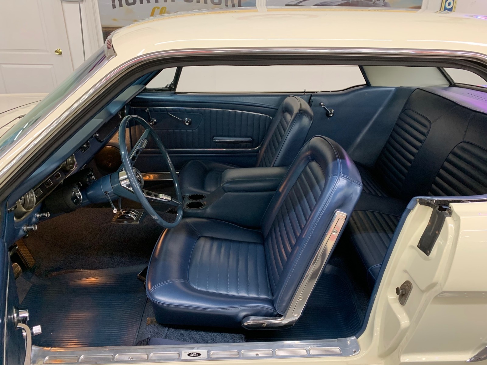 Ford-Mustang-1965-2-door-23