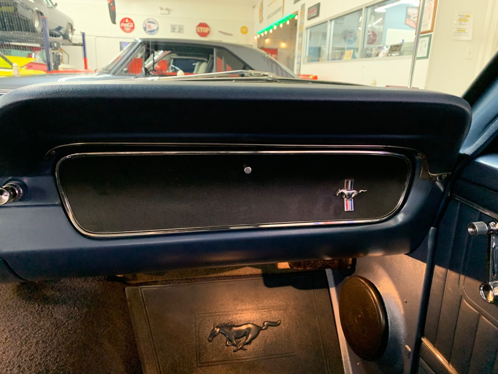 Ford-Mustang-1965-2-door-28