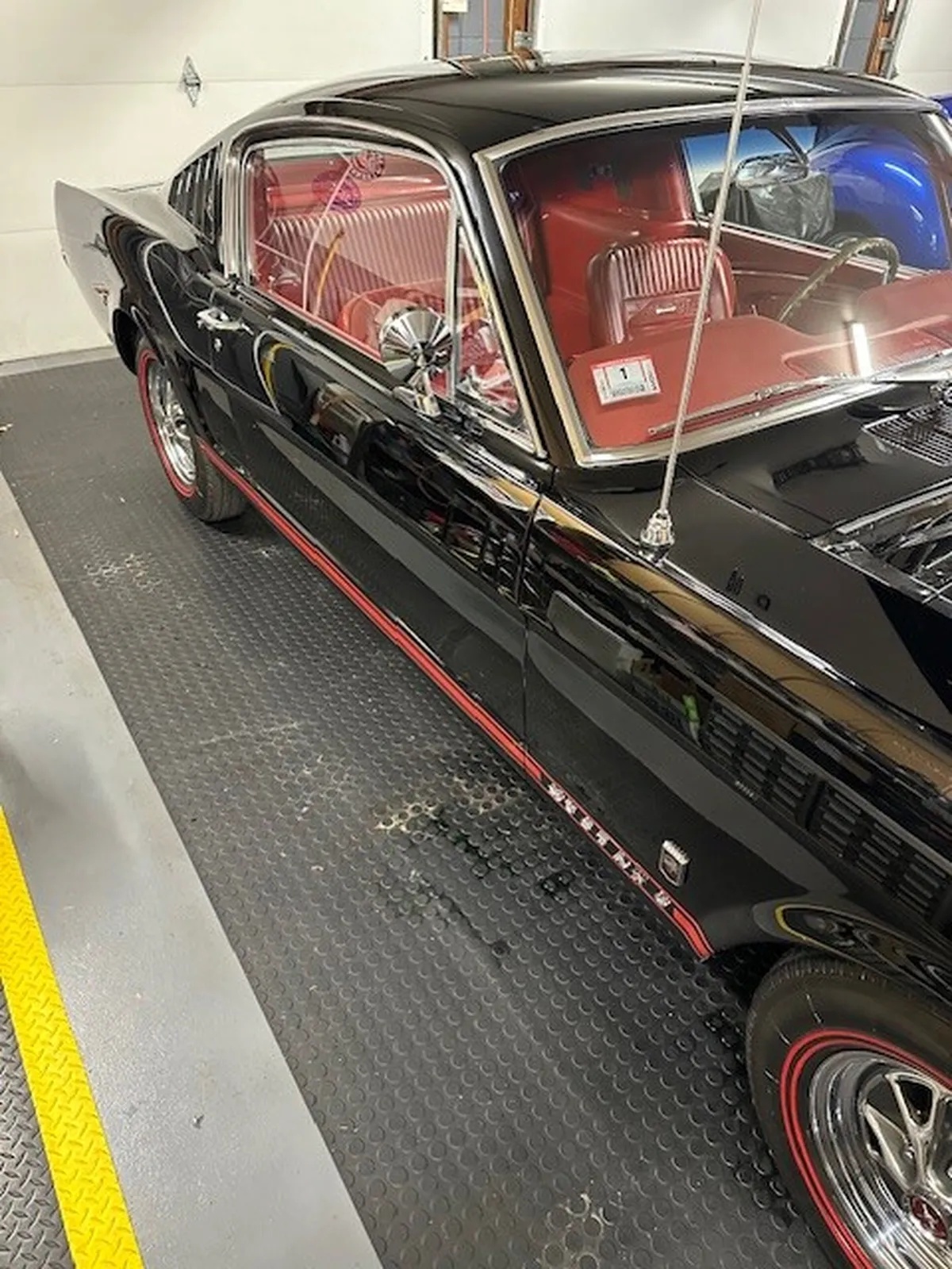 Ford-Mustang-1965-Black-Red-1