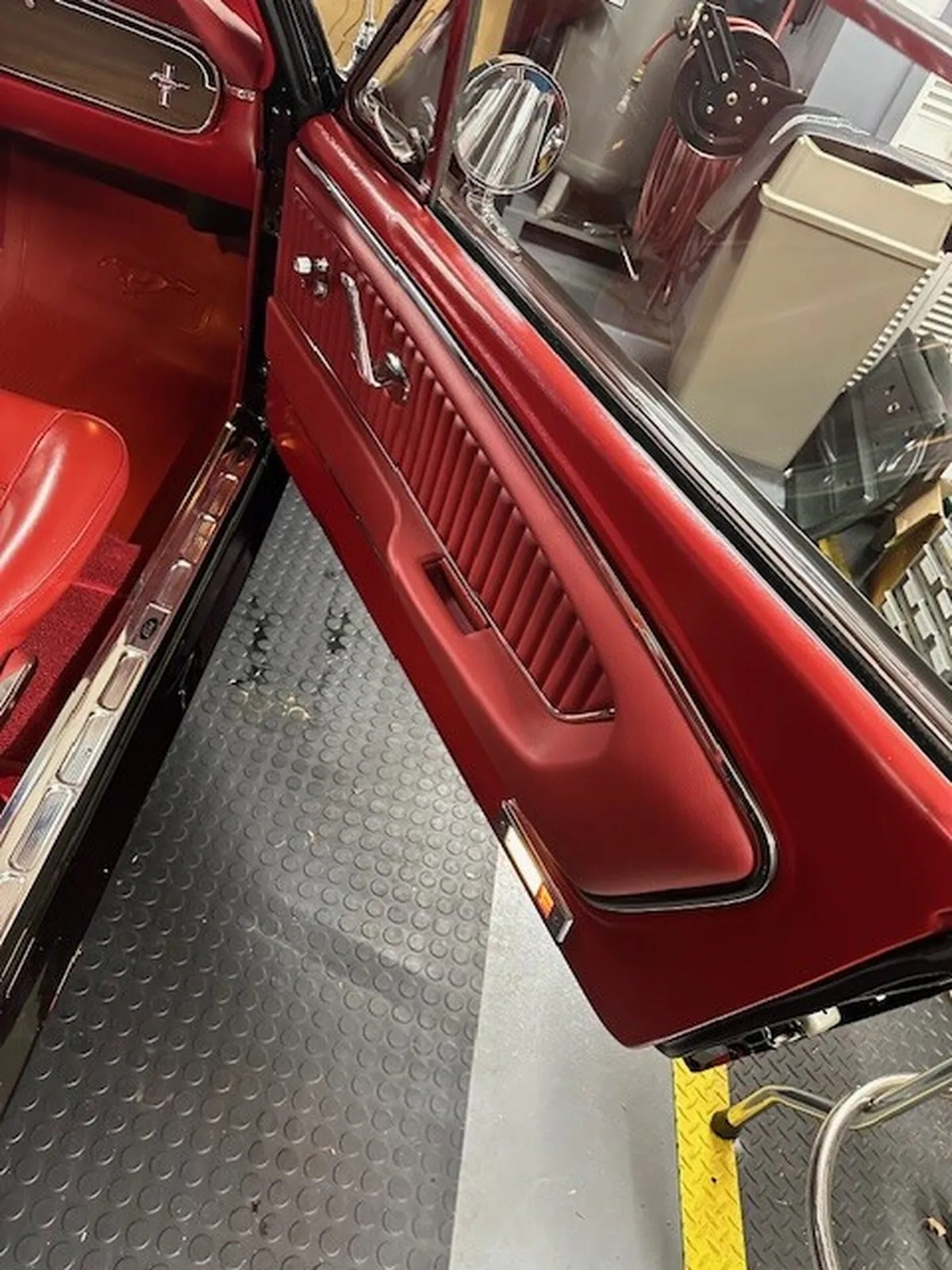 Ford-Mustang-1965-Black-Red-7