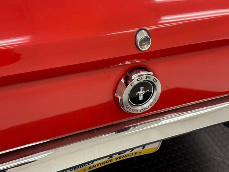 Ford-Mustang-1965-Rangoon-Red-Black-1