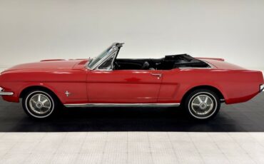 Ford-Mustang-1965-Rangoon-Red-Black