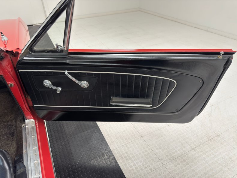 Ford-Mustang-1965-Rangoon-Red-Black-4