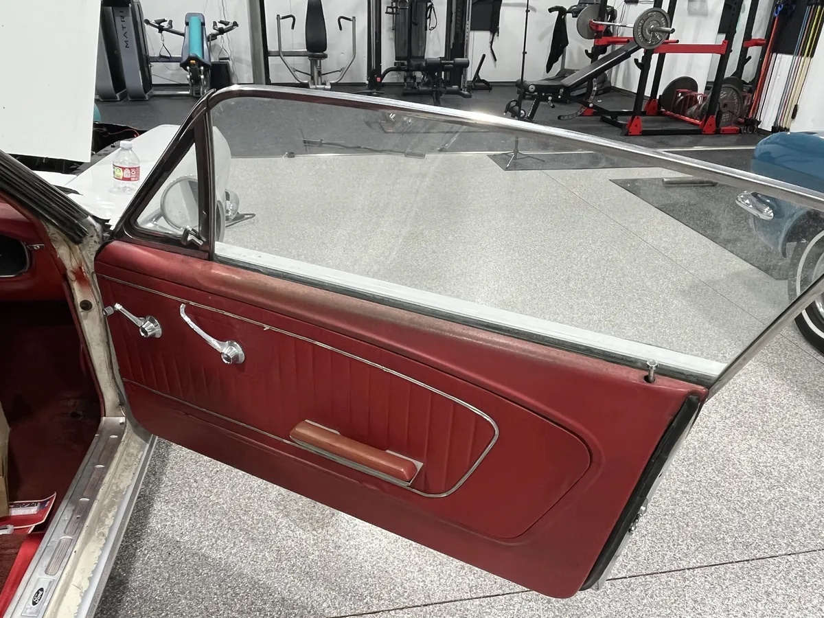 Ford-Mustang-1965-White-Red-10