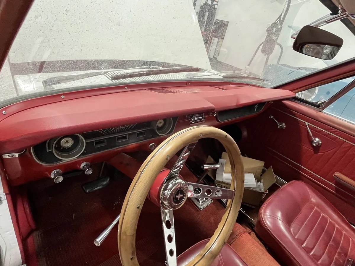 Ford-Mustang-1965-White-Red-13