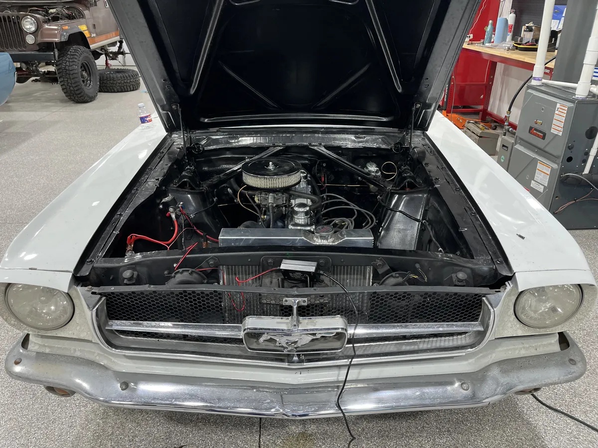 Ford-Mustang-1965-White-Red-16