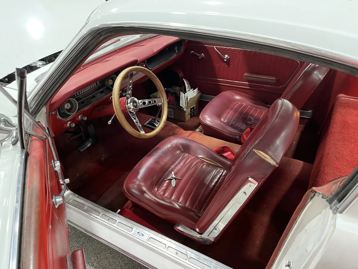 Ford-Mustang-1965-White-Red-19