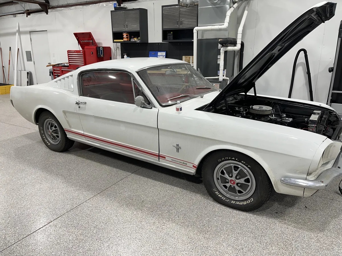 Ford-Mustang-1965-White-Red-2