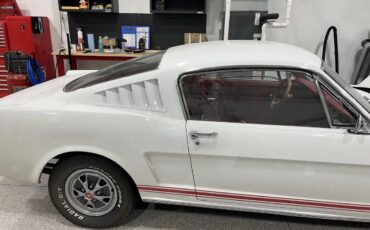 Ford-Mustang-1965-White-Red-3