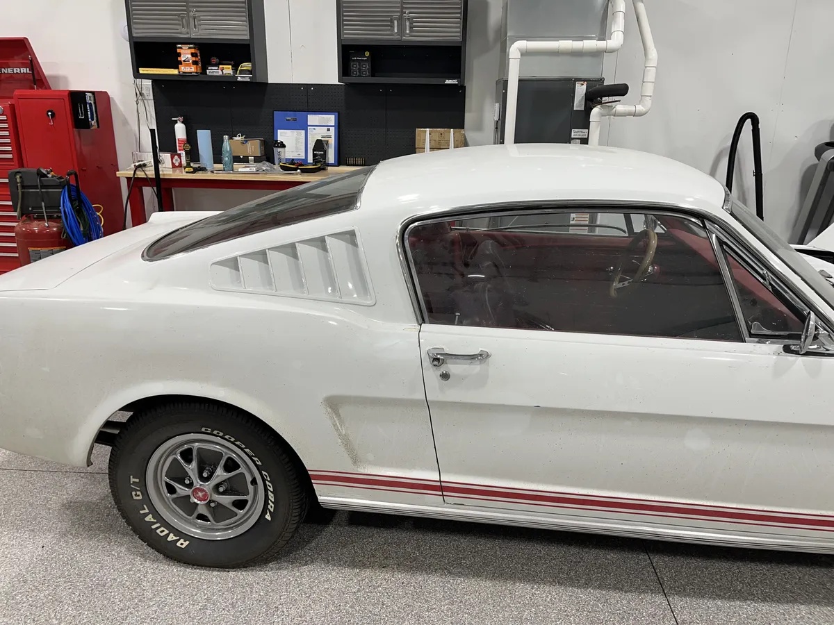 Ford-Mustang-1965-White-Red-3