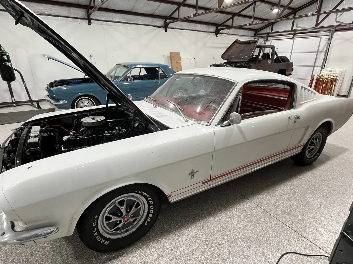 Ford-Mustang-1965-White-Red-5