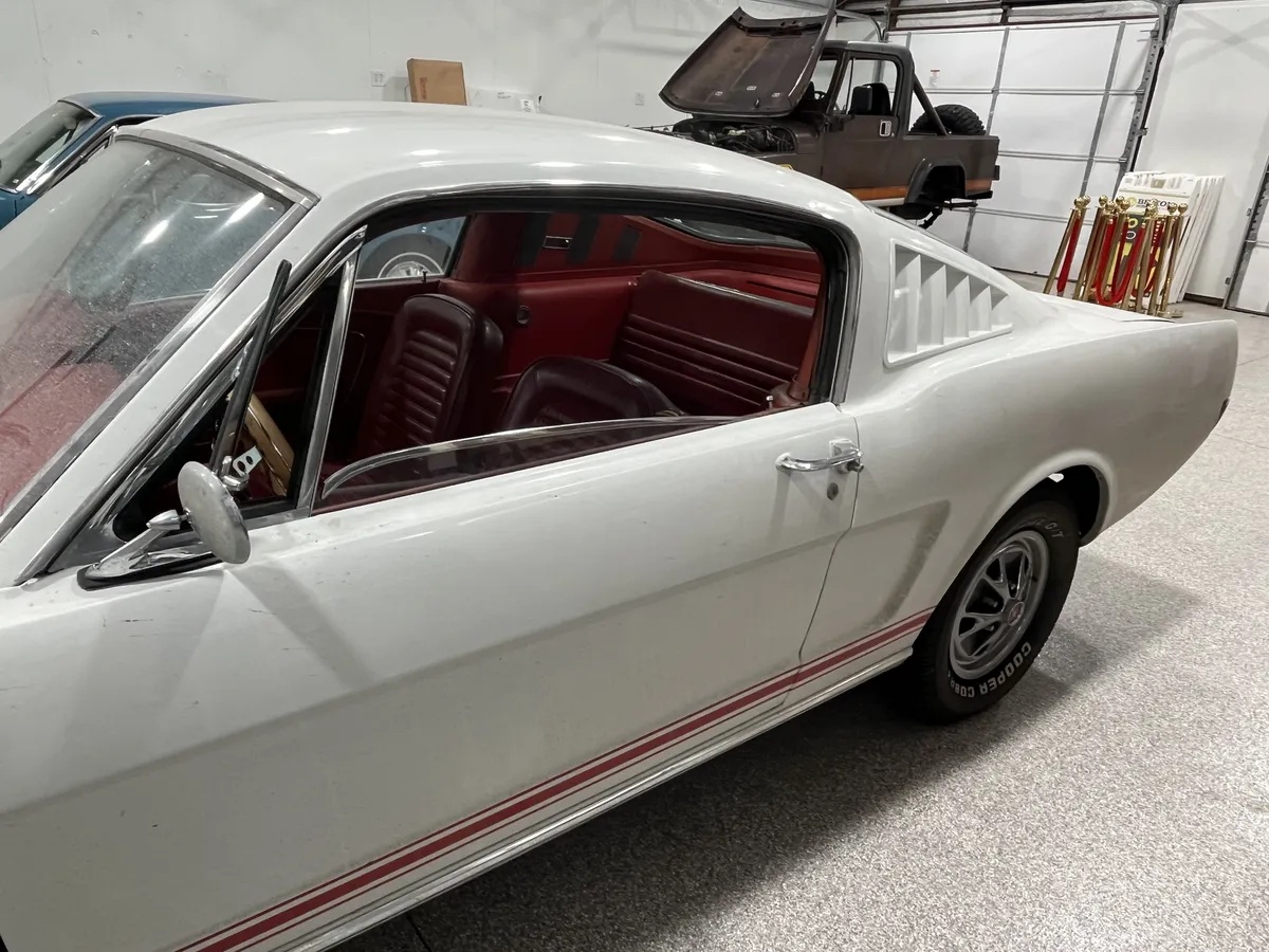 Ford-Mustang-1965-White-Red-6