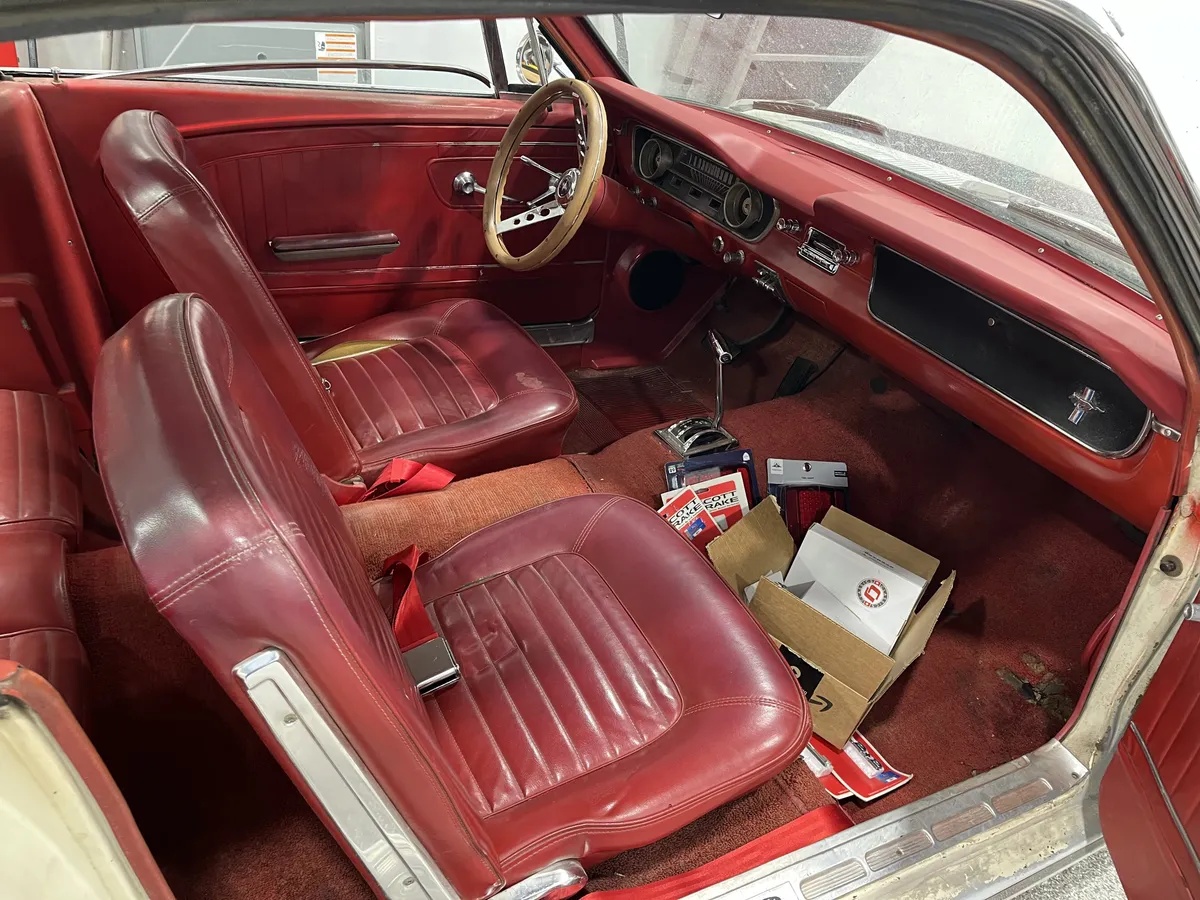 Ford-Mustang-1965-White-Red-8