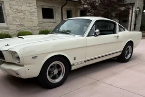 Ford-Mustang-1965-Wimbledon-White-Black-2