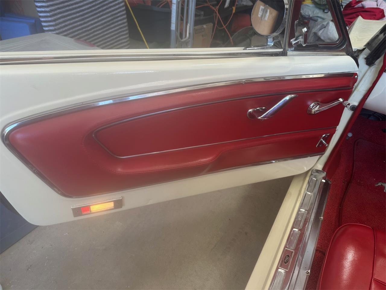 Ford-Mustang-1965-Wimbleton-White-Red-11