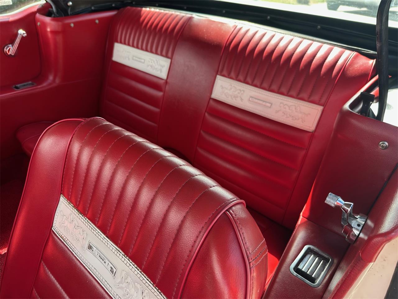 Ford-Mustang-1965-Wimbleton-White-Red-7