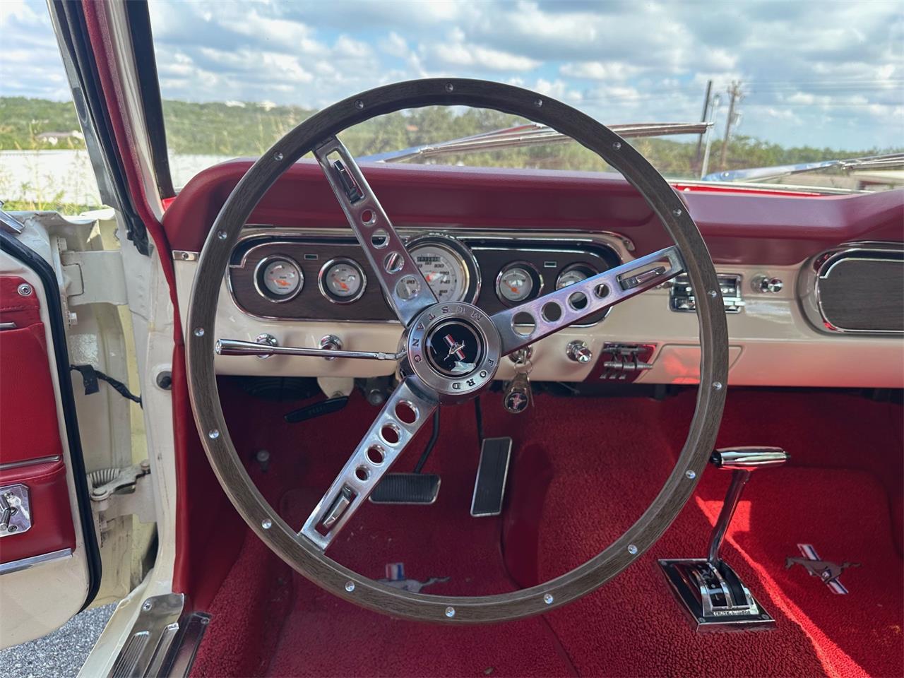 Ford-Mustang-1965-Wimbleton-White-Red-8
