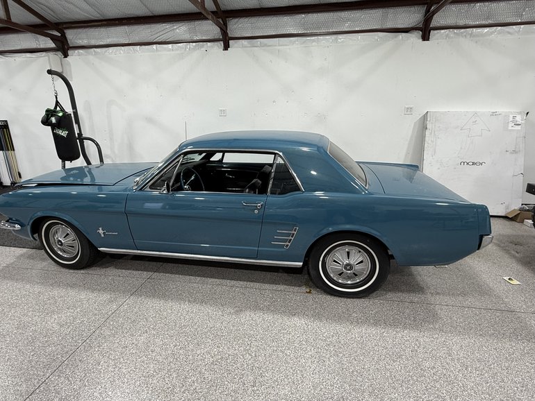 Ford-Mustang-1966-Blue-Black