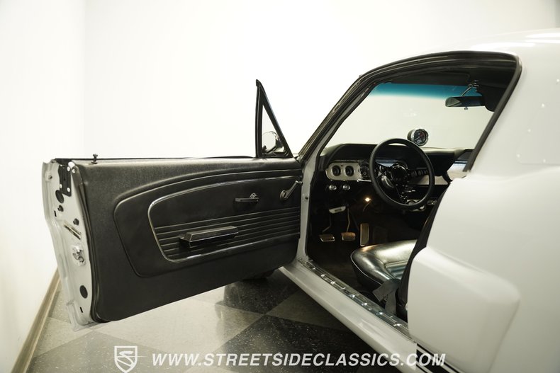 Ford-Mustang-1966-Space-white-Black-13