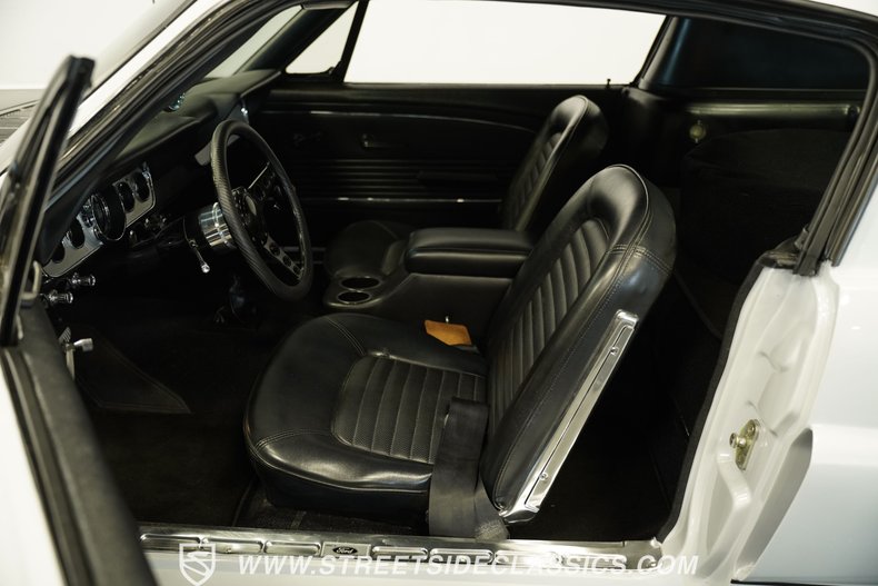 Ford-Mustang-1966-Space-white-Black-33