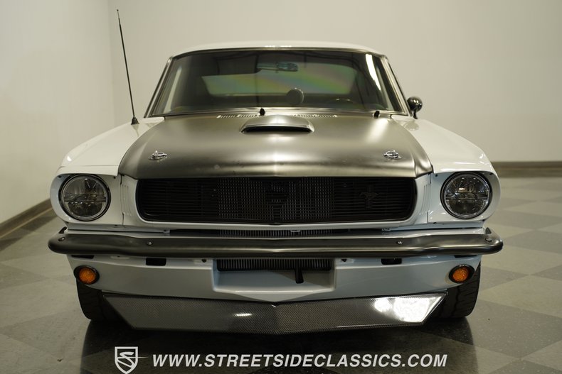 Ford-Mustang-1966-Space-white-Black-4