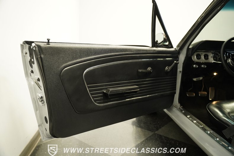 Ford-Mustang-1966-Space-white-Black-5