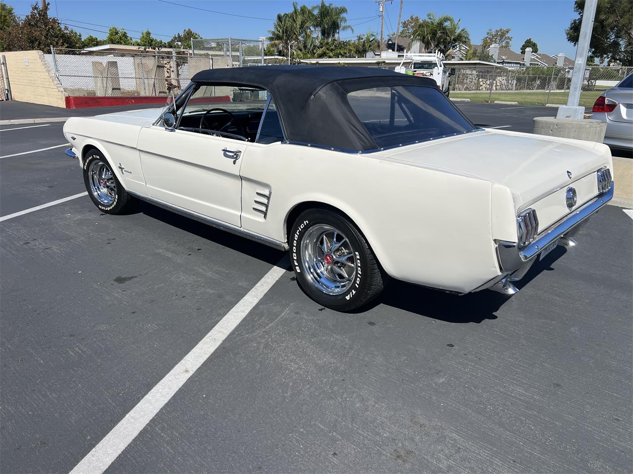 Ford-Mustang-1966-White-Black-16