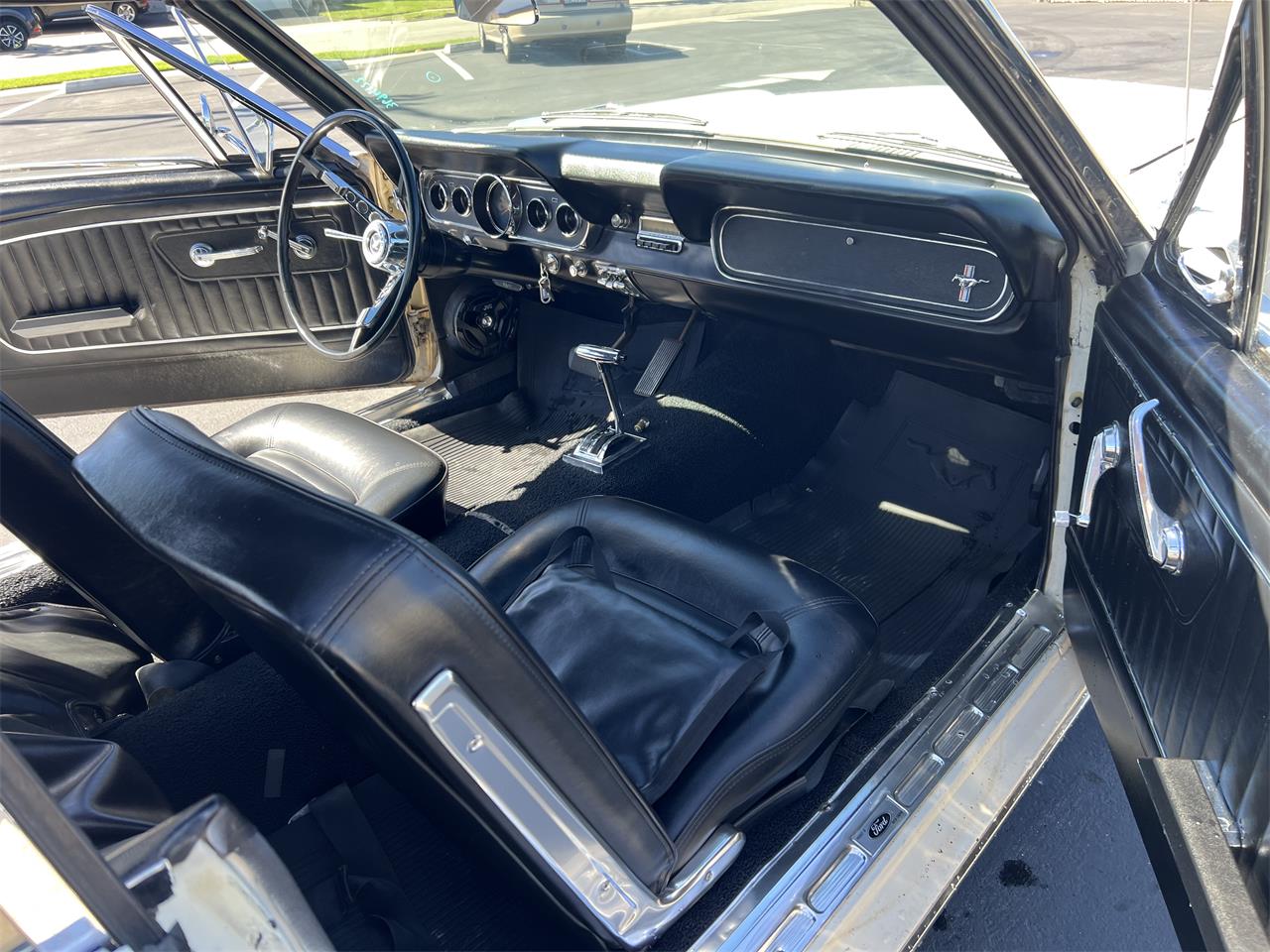 Ford-Mustang-1966-White-Black-2