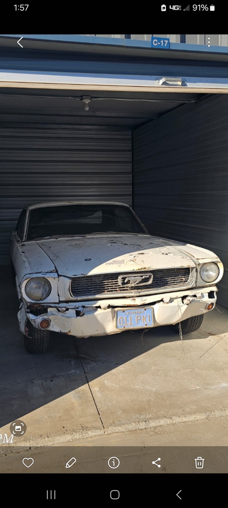 Ford-Mustang-1966-White-Black-Vinyl