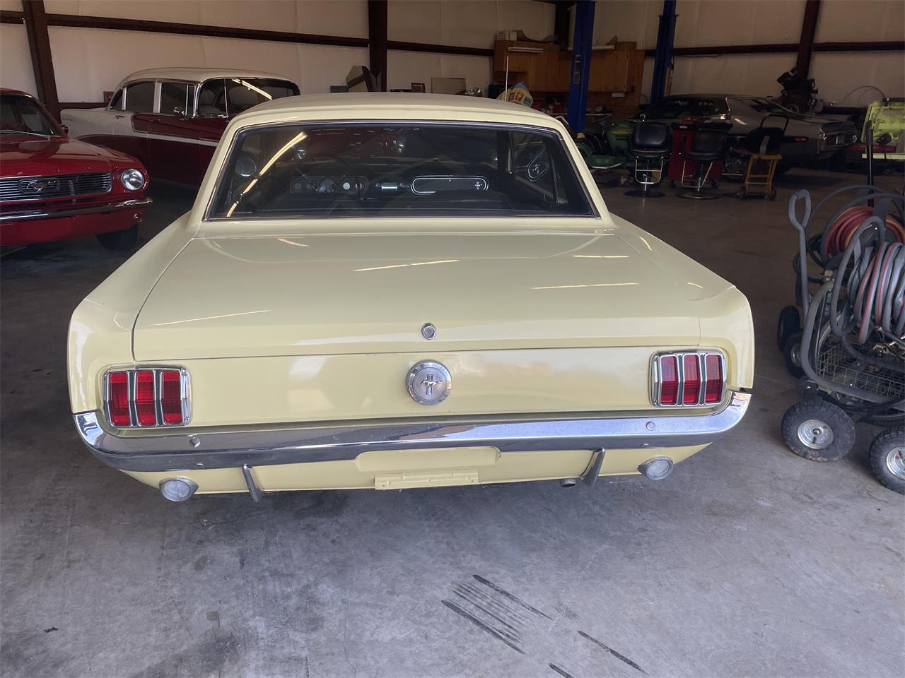 Ford-Mustang-1966-Yellow-Black-13