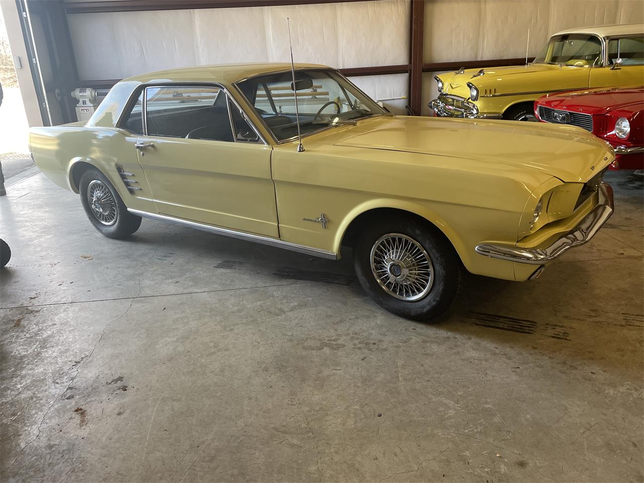 Ford-Mustang-1966-Yellow-Black-14