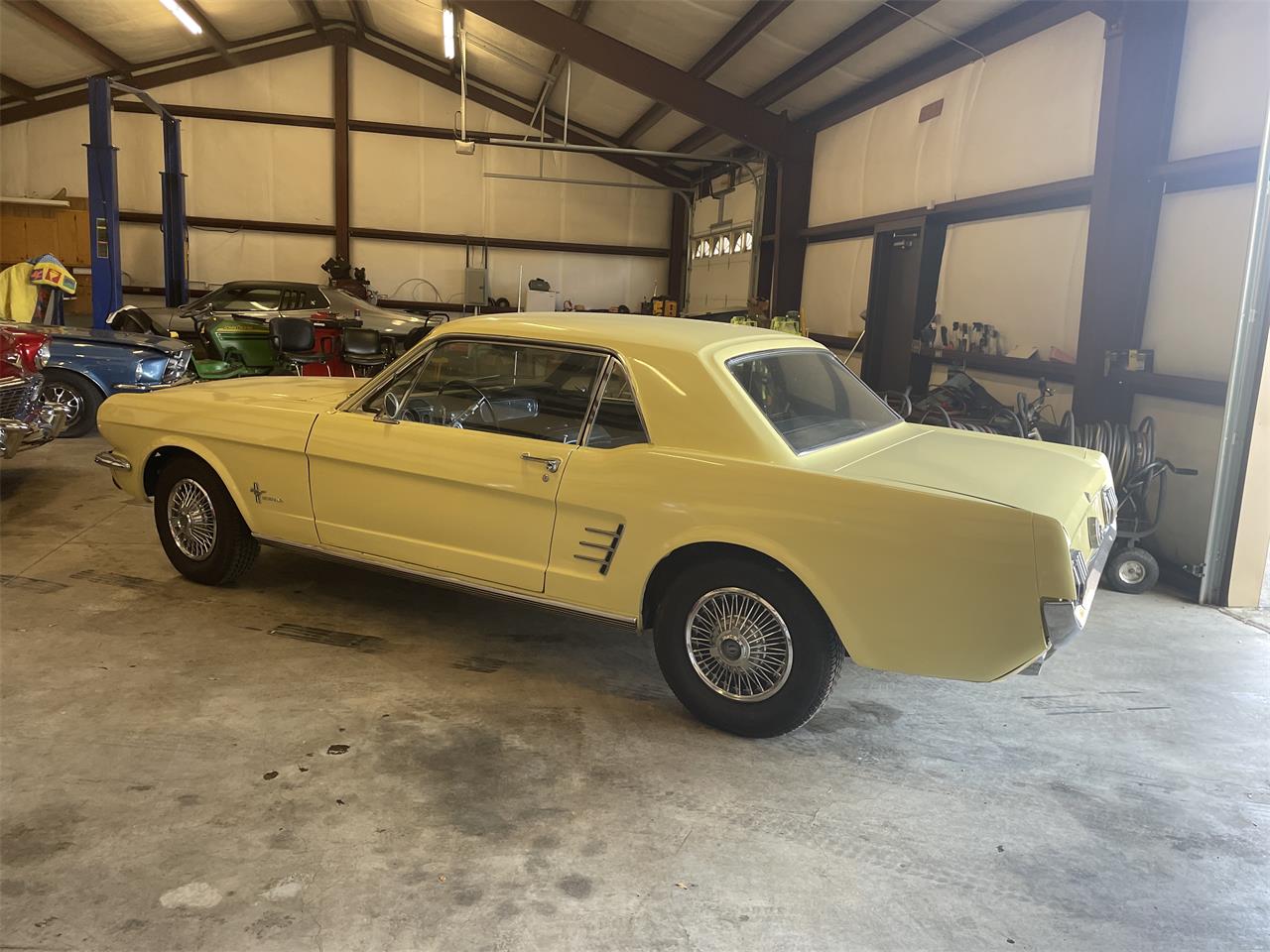 Ford-Mustang-1966-Yellow-Black-16