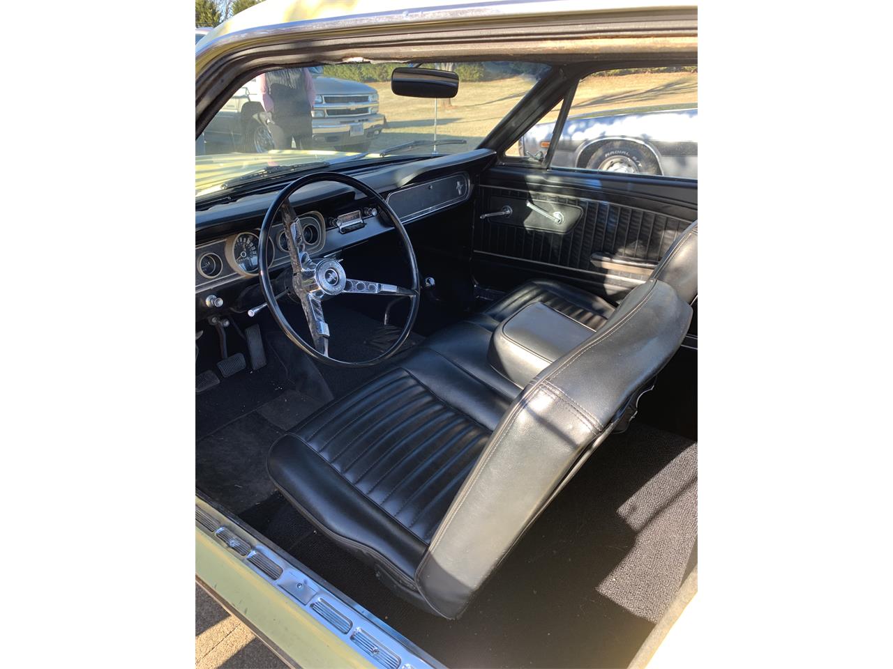 Ford-Mustang-1966-Yellow-Black-3