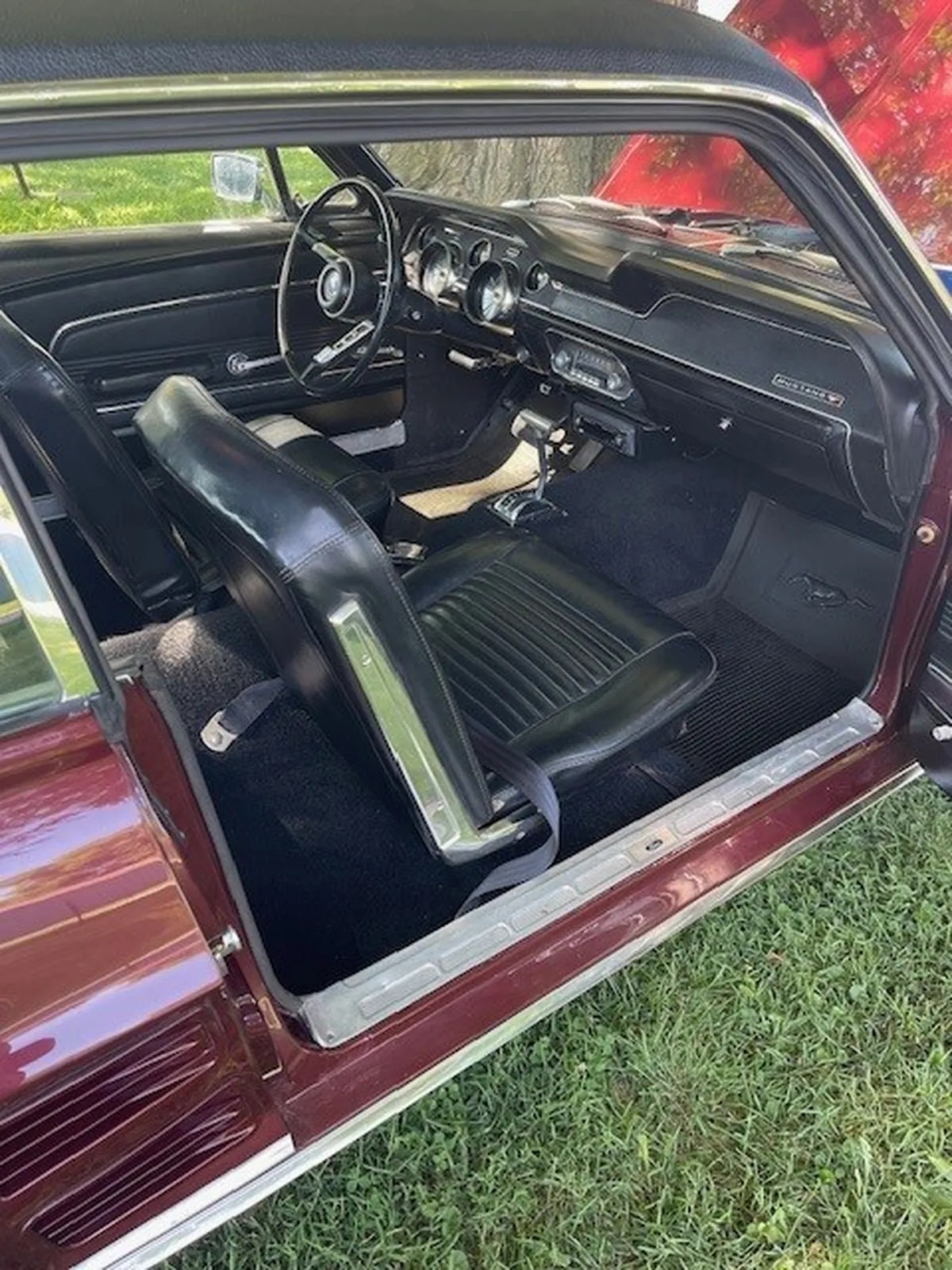 Ford-Mustang-1967-Burgandy-Red-Metallic-Black-8
