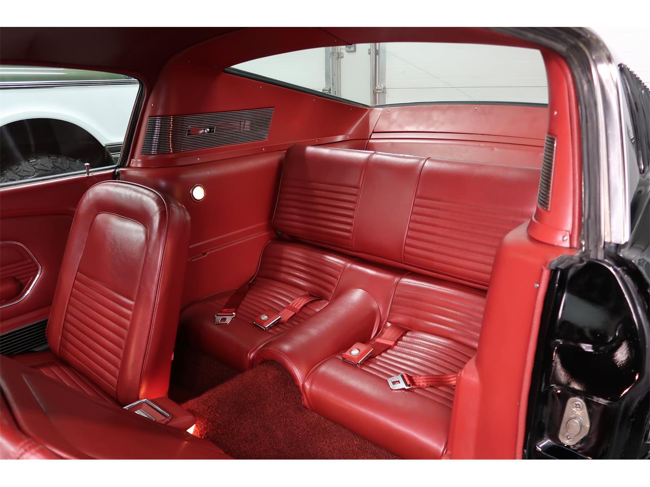 Ford-Mustang-1967-Raven-Black-Red-1