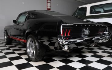 Ford-Mustang-1967-Raven-Black-Red-10
