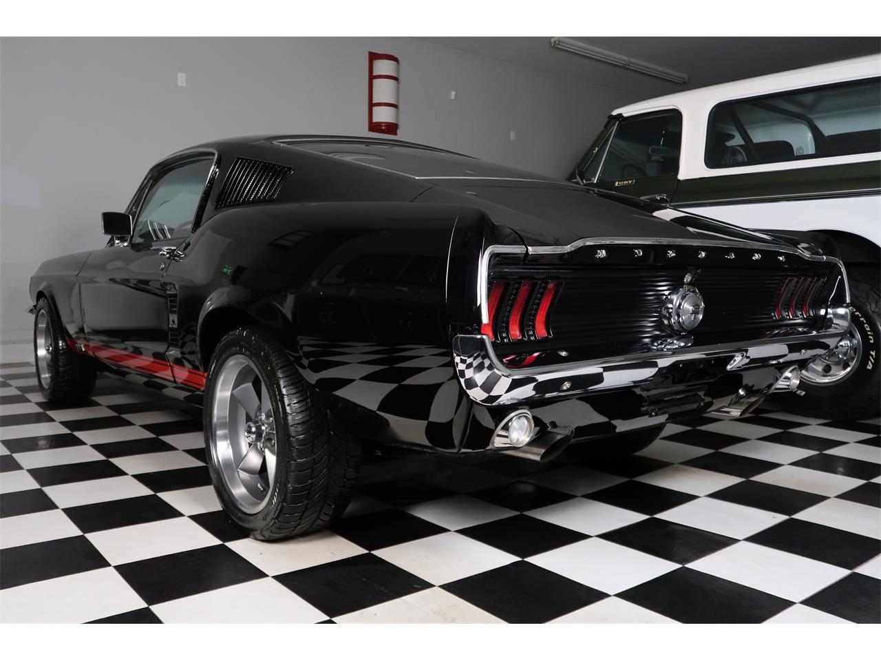Ford-Mustang-1967-Raven-Black-Red-10