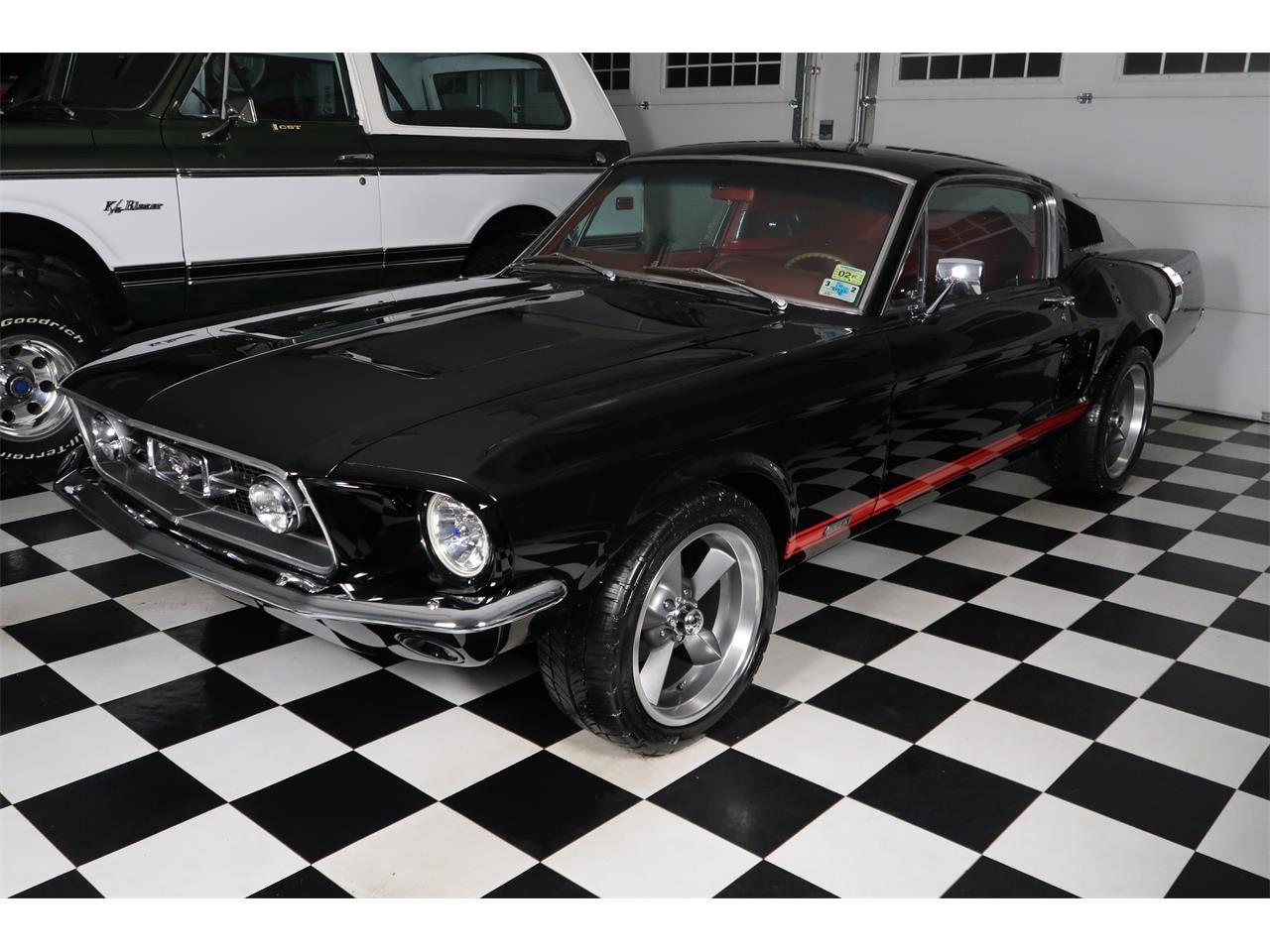 Ford-Mustang-1967-Raven-Black-Red-11