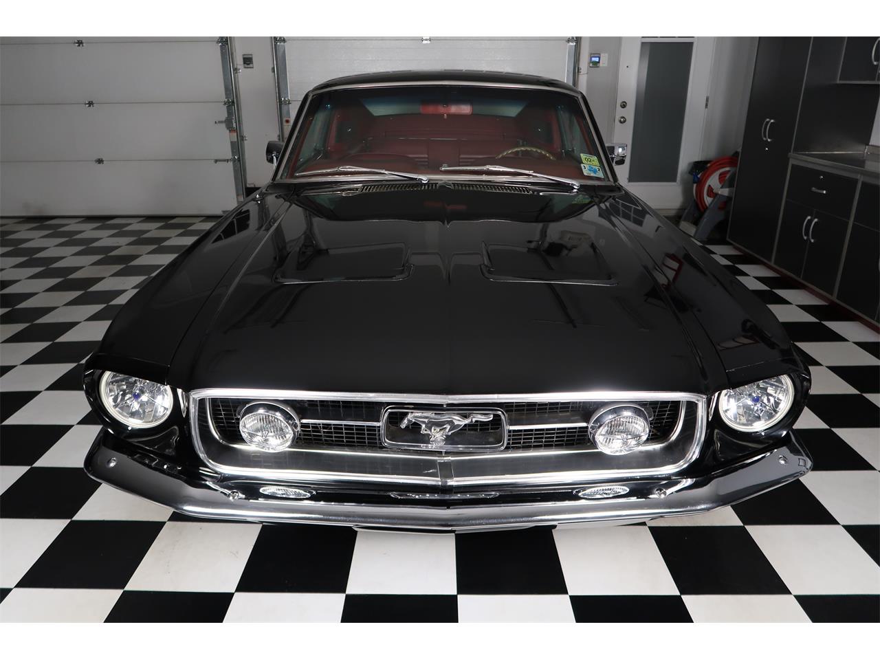 Ford-Mustang-1967-Raven-Black-Red-13