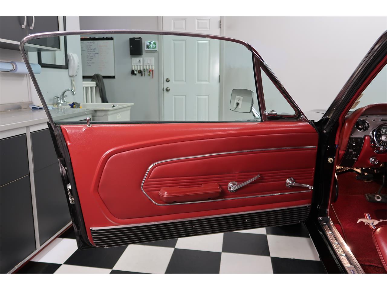 Ford-Mustang-1967-Raven-Black-Red-18