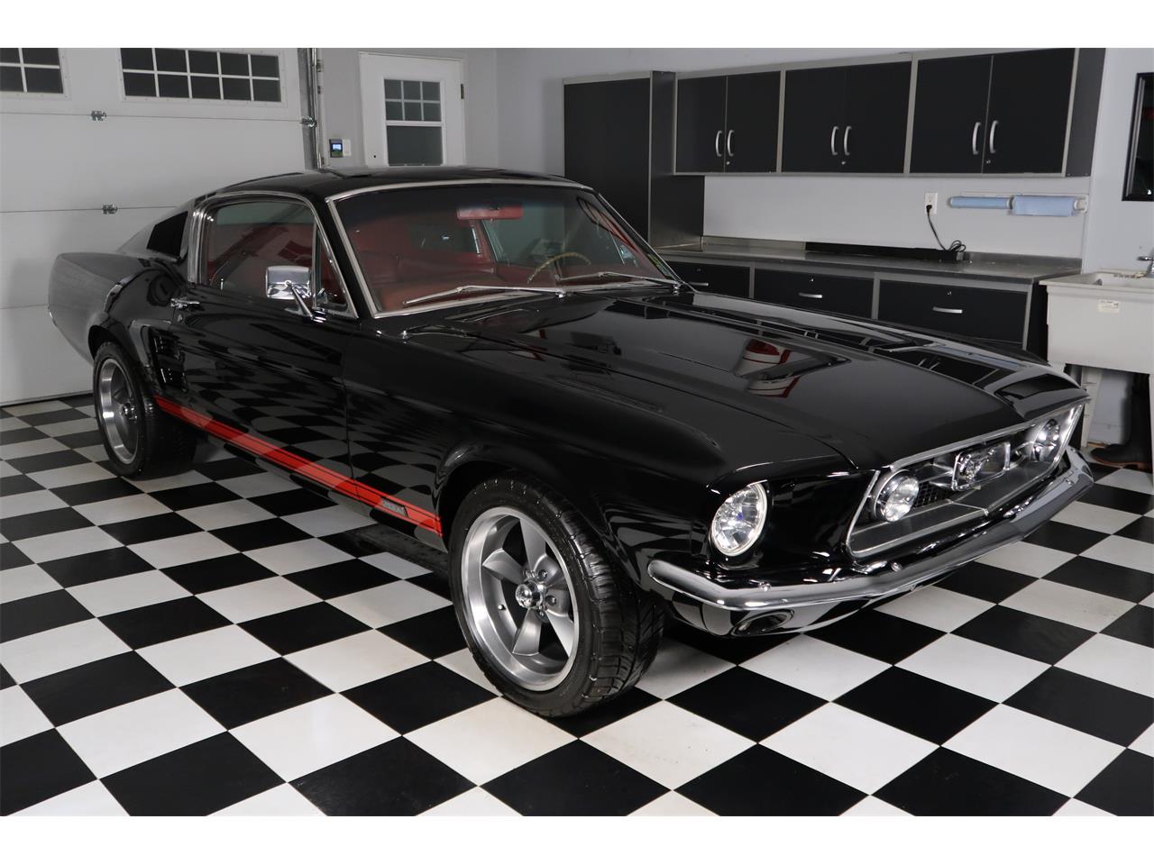 Ford-Mustang-1967-Raven-Black-Red-2