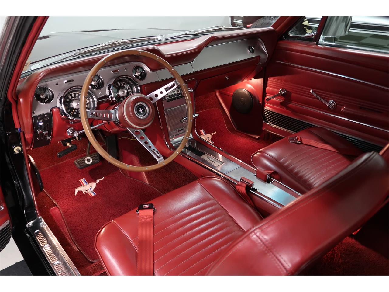 Ford-Mustang-1967-Raven-Black-Red-20