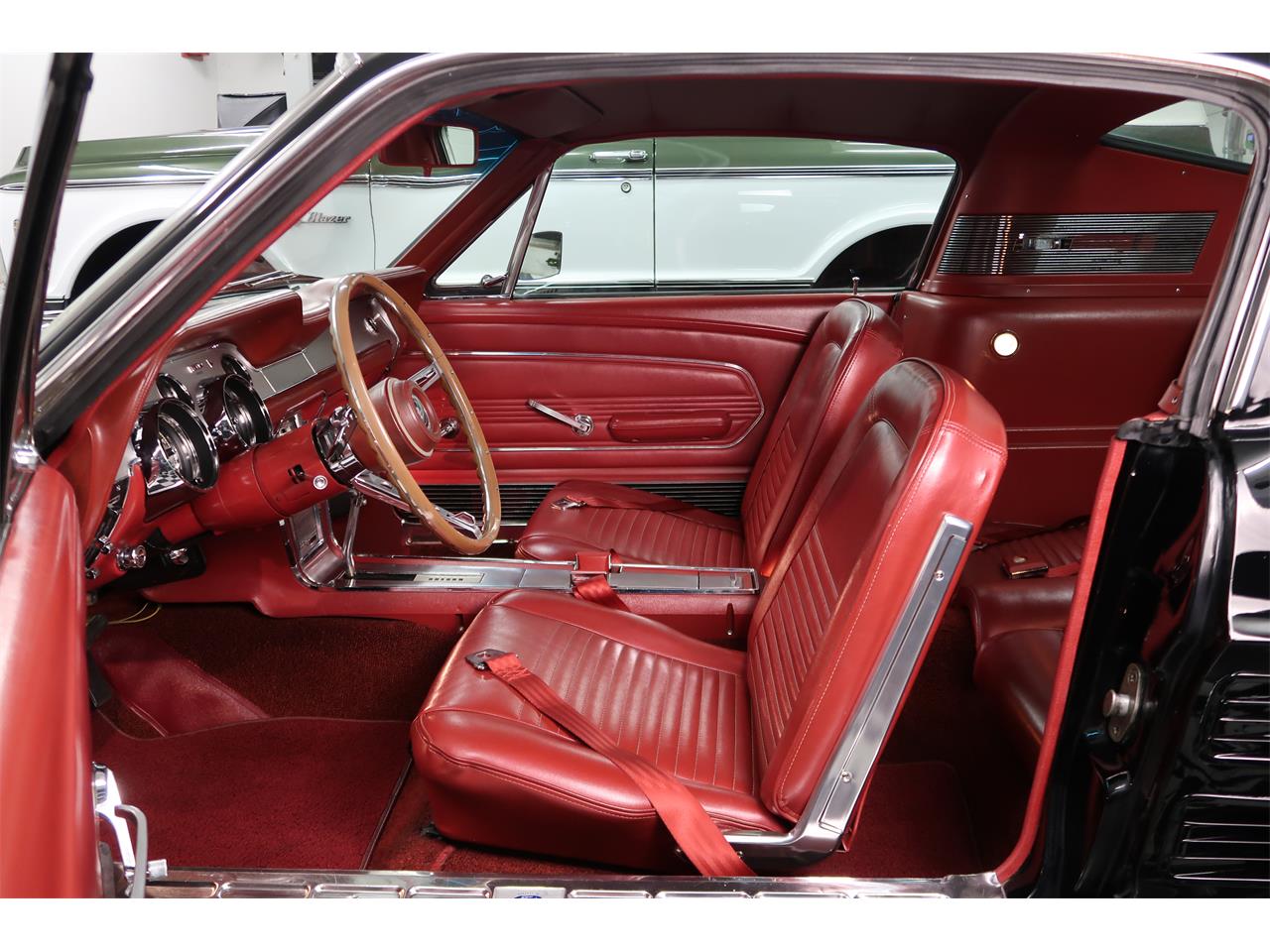 Ford-Mustang-1967-Raven-Black-Red-22