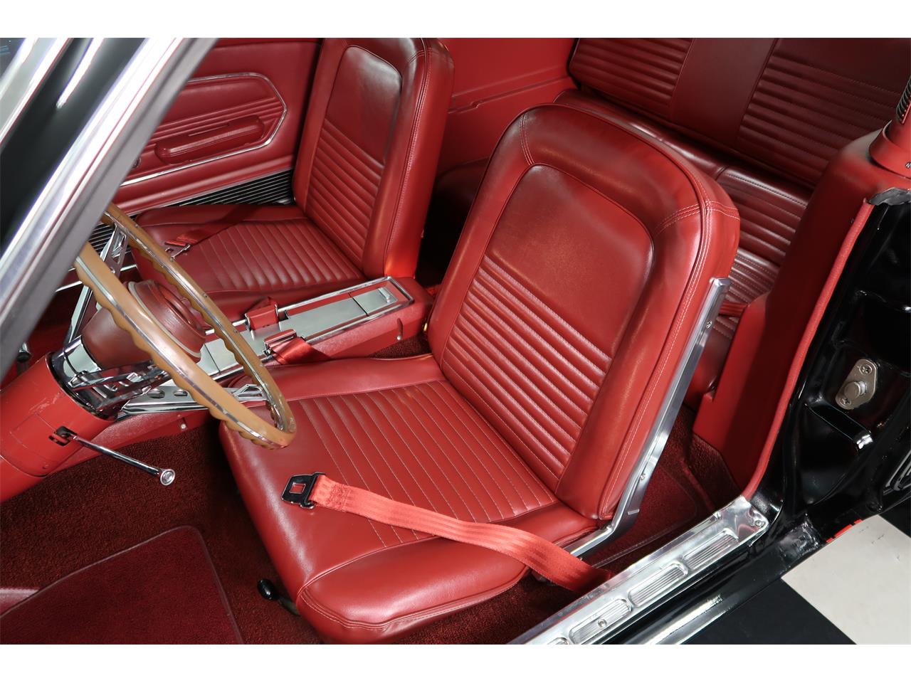 Ford-Mustang-1967-Raven-Black-Red-23